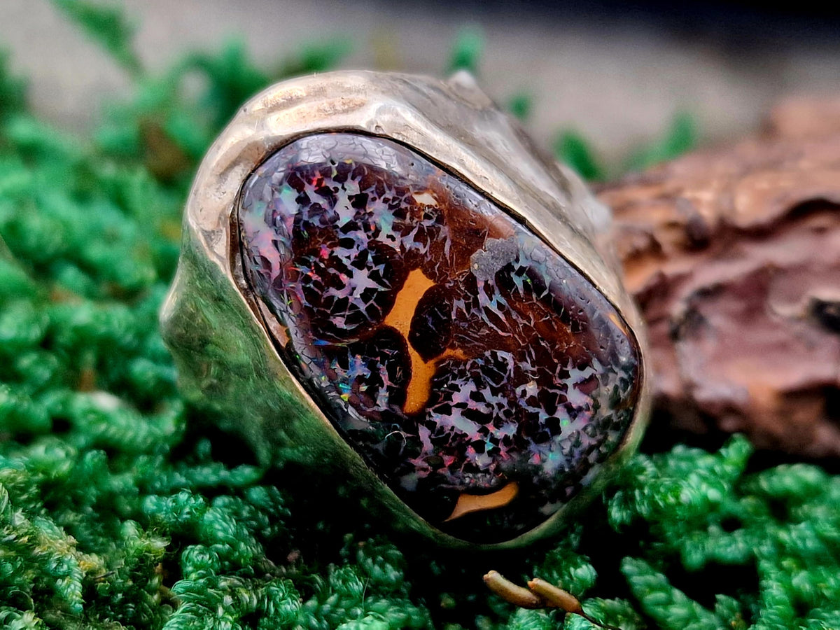 LeoLars-PABE Boulder Opal Design Ring, Gr. 65-66 (20,9), aus 925er Silber, grob geschmiedet, tolles Muster und partielles grünes und rotes Opalfeuer, Unikat, Unisex, Handarbeit