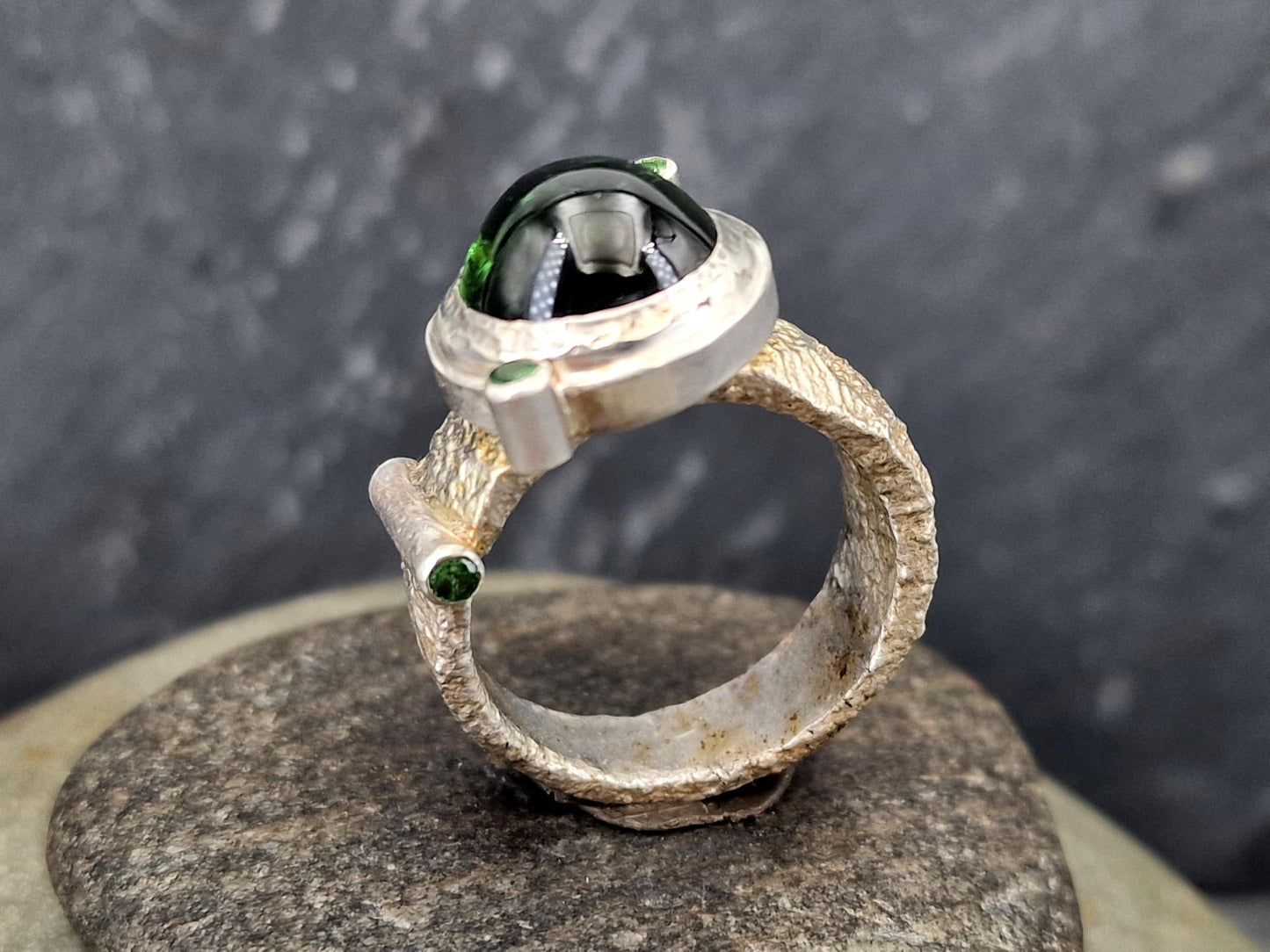 LeoLars-PABE grüner Turmalin Cabochon Design Ring mit 4 facettierten Tsavoriten aus 925er Silber, Gr. 63-64 (20,3), mit Struktur und im Bullaugen Design, Unikat, Handarbeit