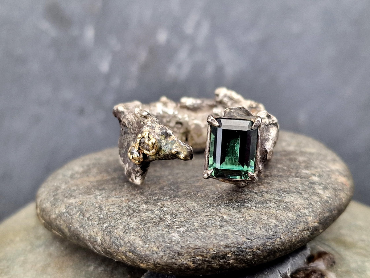 LeoLars-PABE Krasser grüner Turmalin Design Ring, Gr.56-57 (18), teilgeschwärztes 925er Silber mit Gelbgold Elementen, Kunstschmuck, Unikat, Handarbeit, oben offen, Kunstwerk, außergewöhnlich