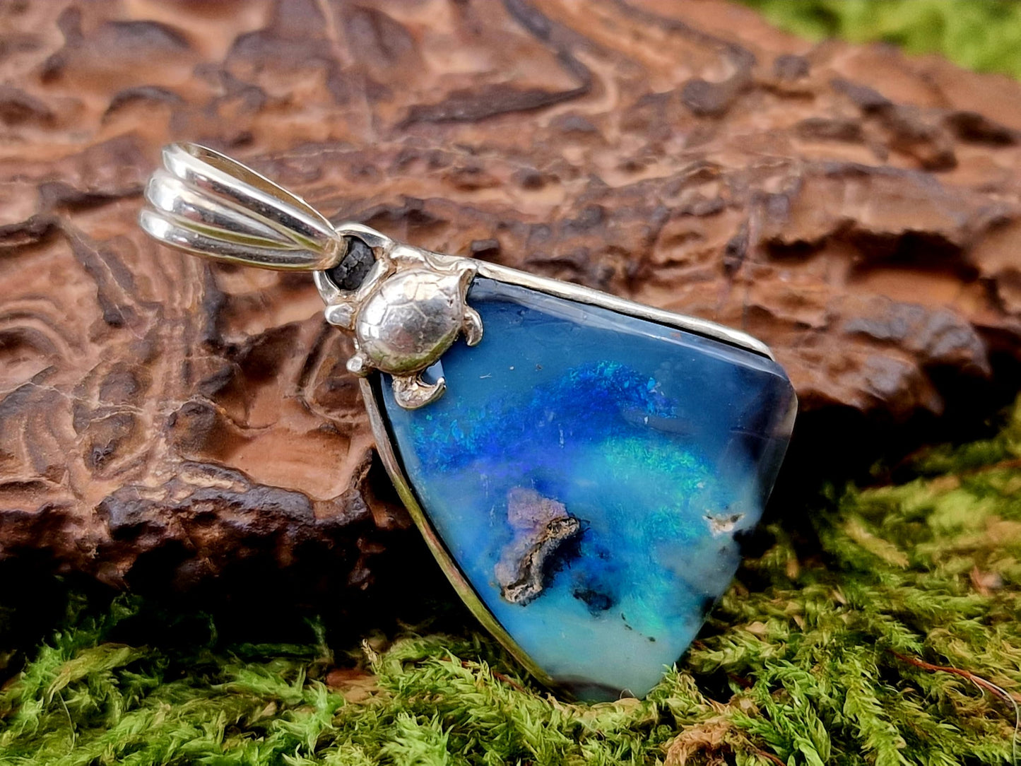 LeoLars-PABE Picture Stone Lightning Ridge Opal Design Anhänger aus 925er Silber, mit Meeresschildkröte, Atollblick, blau-grünes Opalfeuer, Unikat, Handarbeit, Unisex