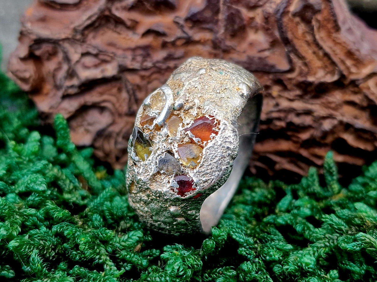 LeoLars-PABE Sandguss Design Chaos Ring, Gr.61 (19,5), aus 925er Silber in Sigelring Optik mit echten eingegossenen Saphiren und Rubin, Handarbeit, Unikat, Unisex, Nr.165