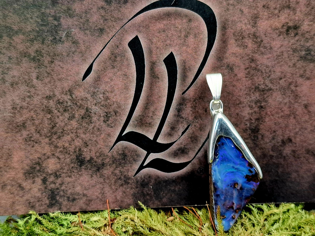 LeoLars-PABE Schlichter Boulder Opal Anhänger aus 925er Silber, Grundfarbe der gemeinen Opalschicht blau-lila mit partiellem Opalfeuer in blau-grün, Unisex, Unikat, Handarbeit