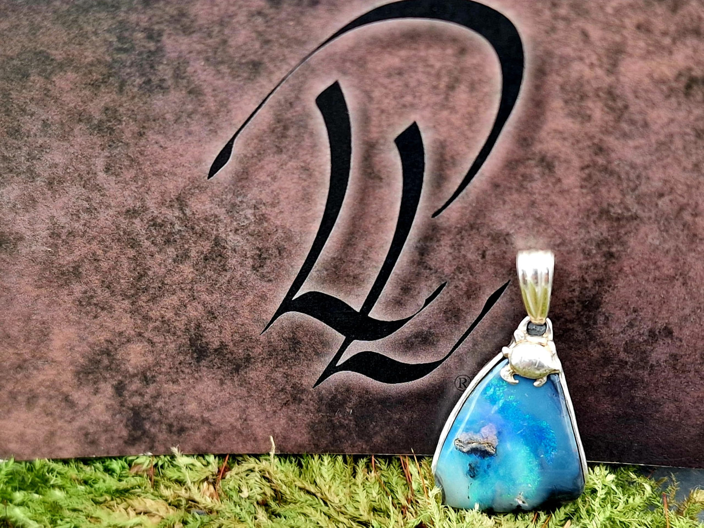LeoLars-PABE Picture Stone Lightning Ridge Opal Design Anhänger aus 925er Silber, mit Meeresschildkröte, Atollblick, blau-grünes Opalfeuer, Unikat, Handarbeit, Unisex