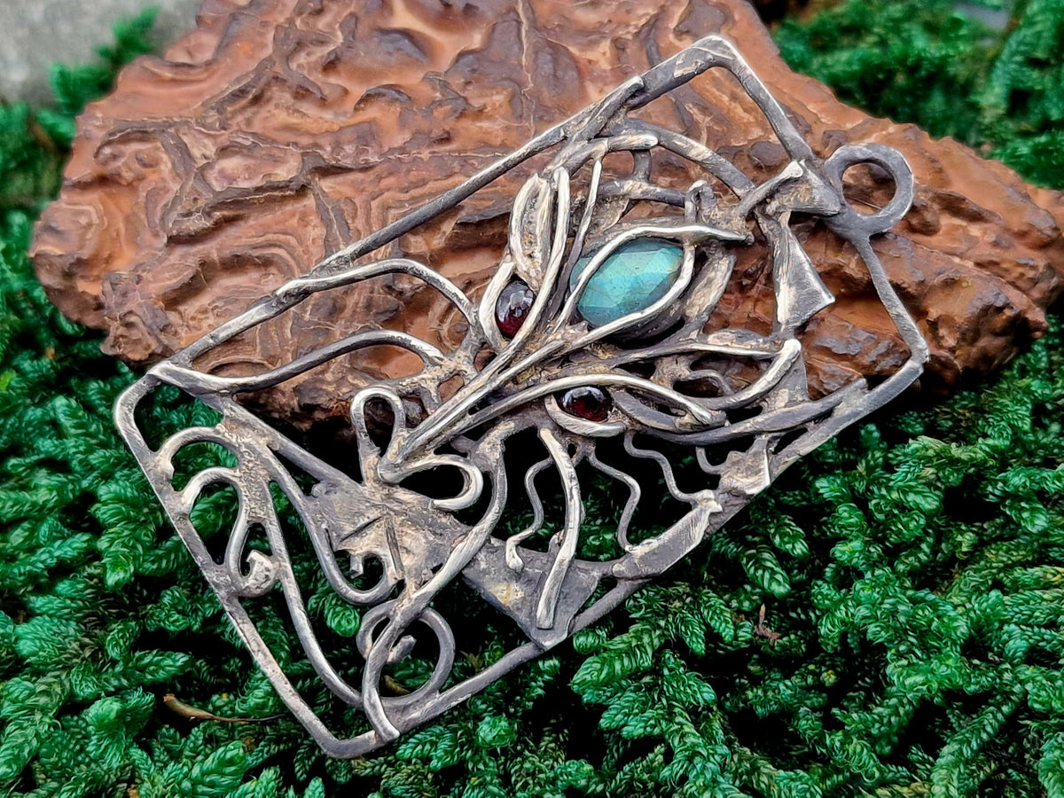 LeoLars-PABE Magischer Drachen Design Anhänger, geschwärztes 925er Silber, 2 blutrote Granat, 1 blauer Labradorit, Mystisch, Unikat, Handarbeit, Unisex