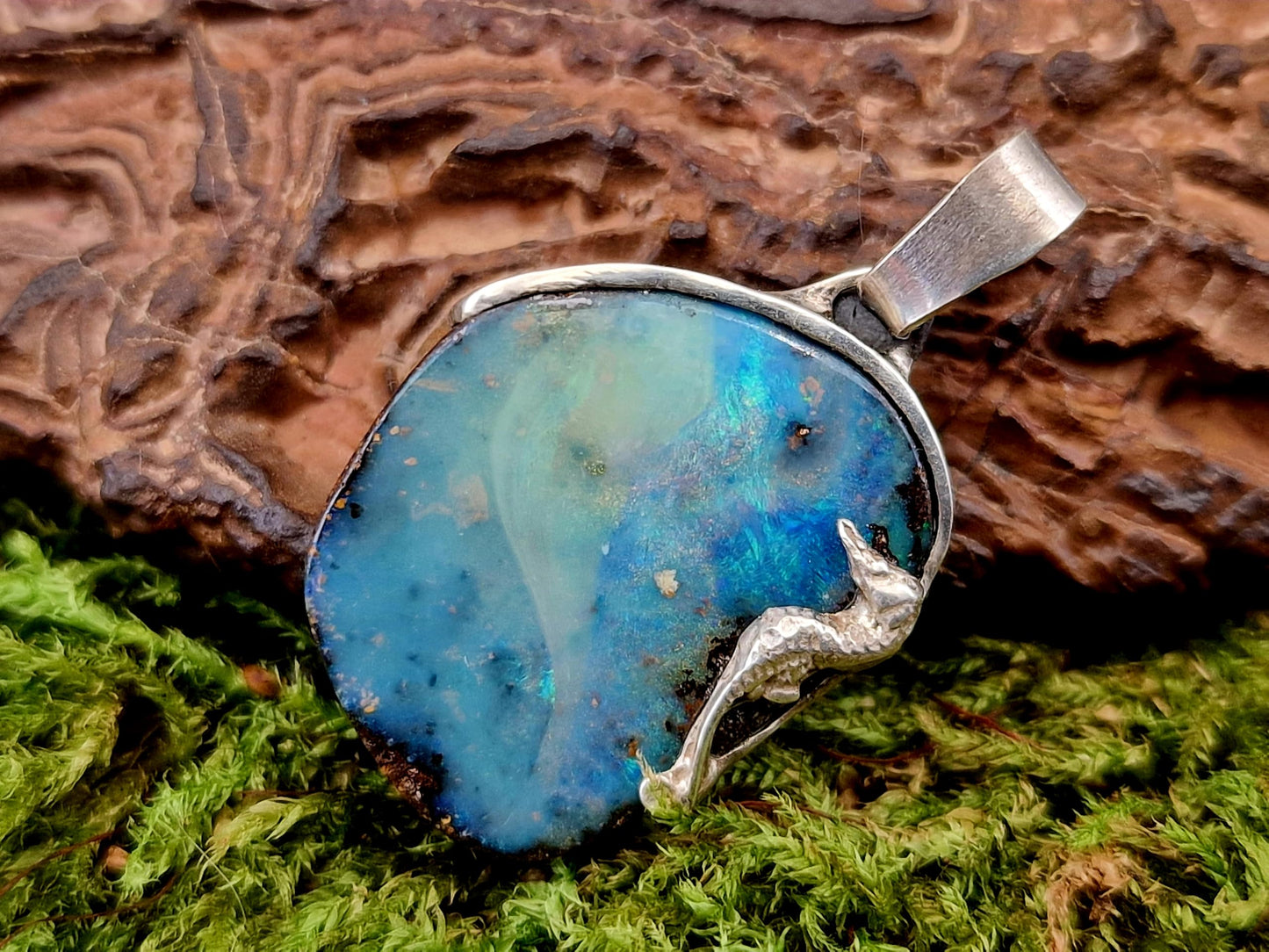LeoLars-PABE Maritimer Boulder Opal Design Anhänger mit Seepferdchen aus 925er Silber, Picture Stone mit Blick auf ein Atoll, blau grünes Opalfeuer, Unikat,Unisex