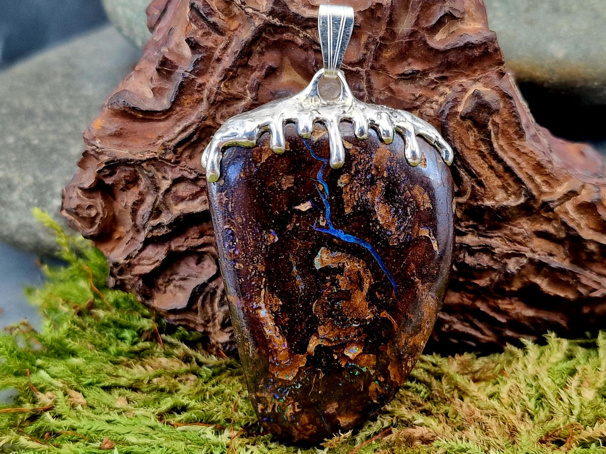 LeoLars-PABE Beidseitiger Boulder Opal Design Anhänger aus 925er Silber, beliebtes flüssiges Tropfen Design, partielles Opalfeuer in grün und blau, schönes Muster, Unikat, Handarbeit, Unisex