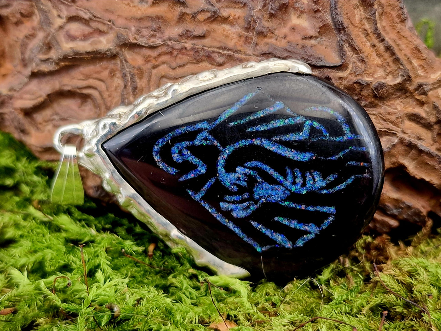 LeoLars-PABE Gecarvter Obsidian Design Anhänger mit Drache aus bunten Opalsplittern, aus 925er Silber mit organisch natürlicher Oberfläche, Drachenanhänger, Unisex, Unikat, Handarbeit