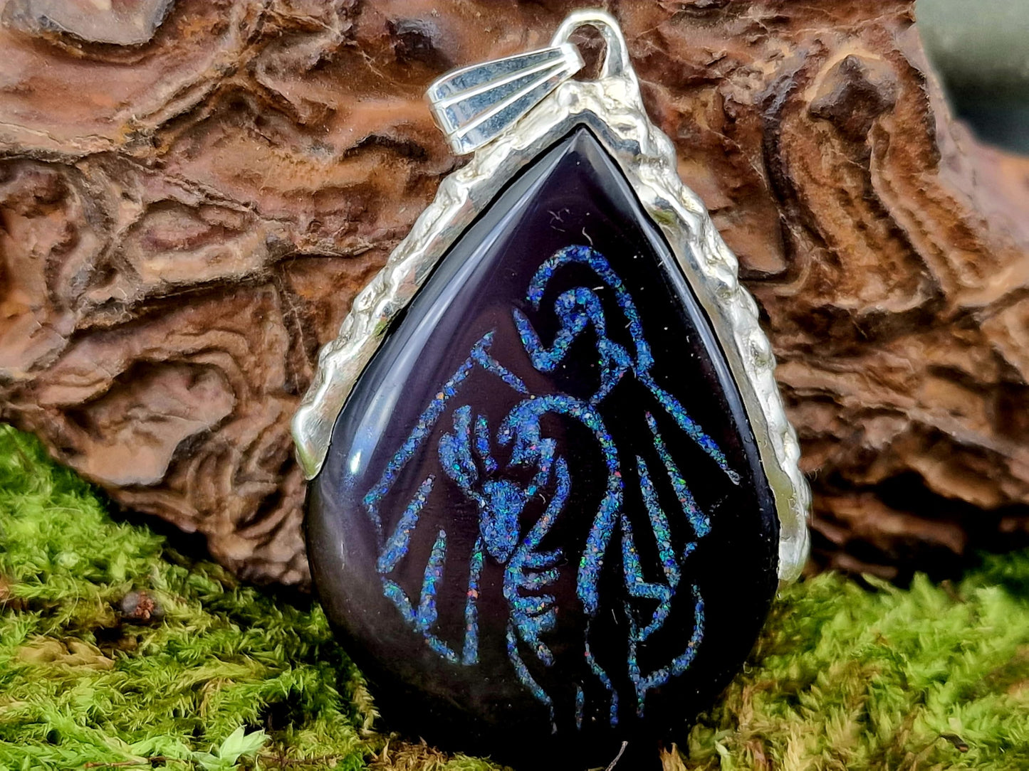 LeoLars-PABE Gecarvter Obsidian Design Anhänger mit Drache aus bunten Opalsplittern, aus 925er Silber mit organisch natürlicher Oberfläche, Drachenanhänger, Unisex, Unikat, Handarbeit