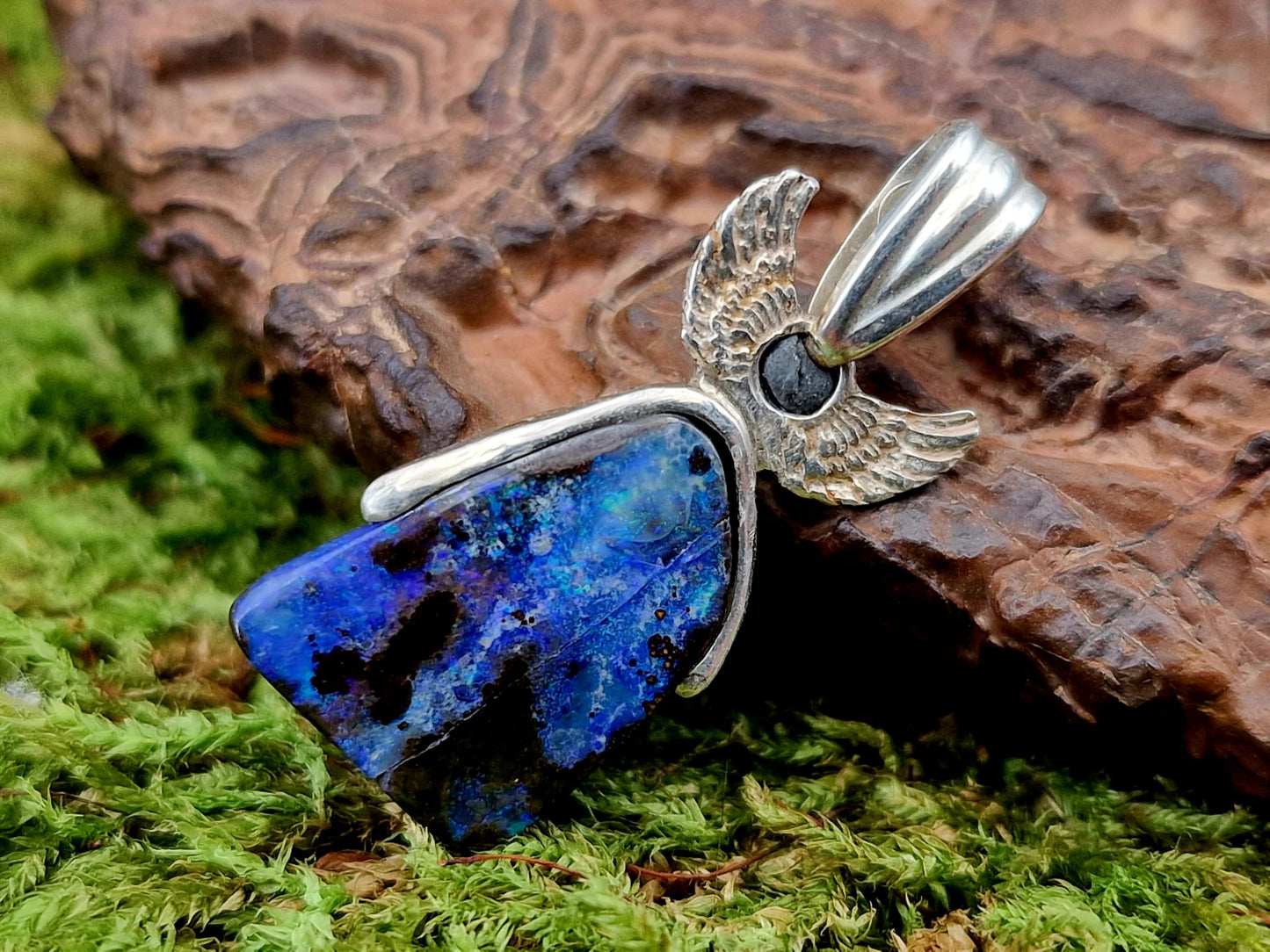 LeoLars-PABE Boulder Opal Design Anhänger aus 925er Silber, himmlisches blaues Opalfeuer, mit kleinen Flügeln, Picture Stone, Unikat, Handarbeit, Unisex
