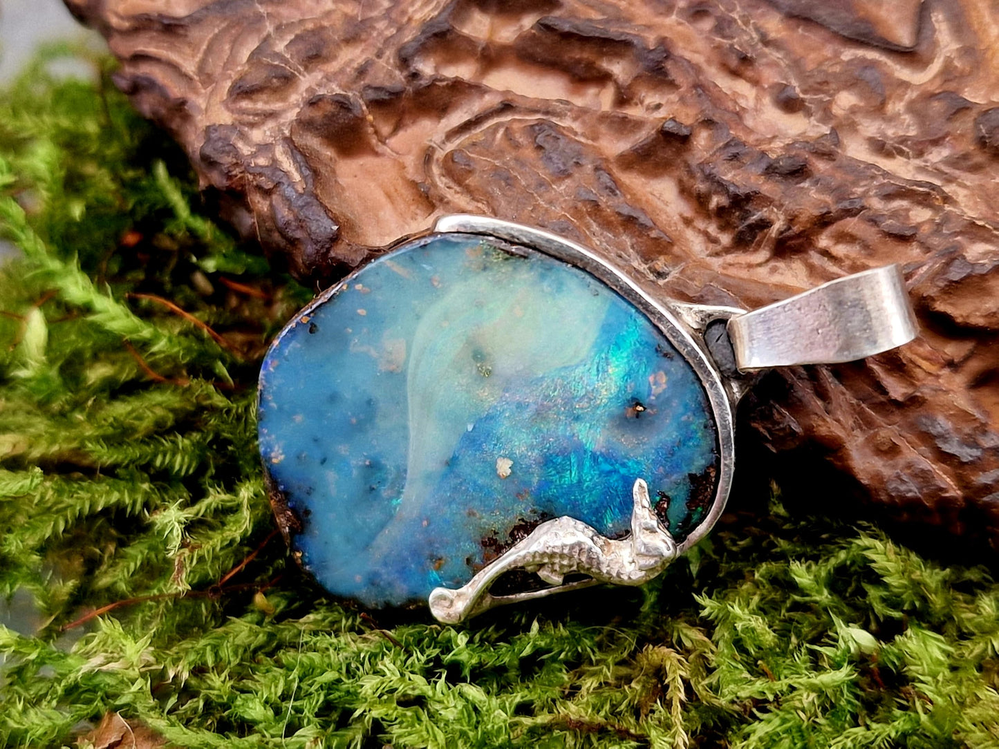 LeoLars-PABE Maritimer Boulder Opal Design Anhänger mit Seepferdchen aus 925er Silber, Picture Stone mit Blick auf ein Atoll, blau grünes Opalfeuer, Unikat,Unisex
