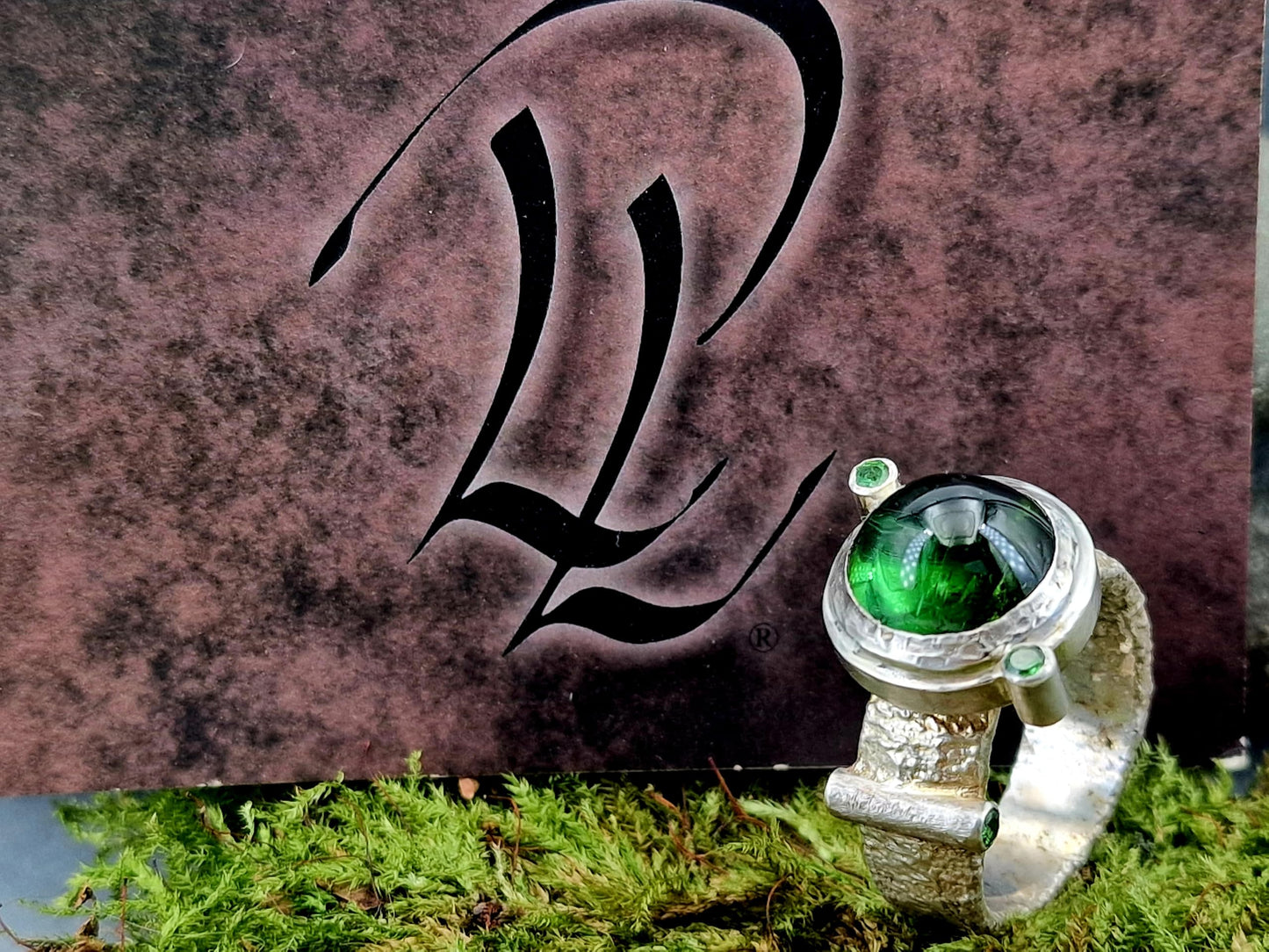 LeoLars-PABE grüner Turmalin Cabochon Design Ring mit 4 facettierten Tsavoriten aus 925er Silber, Gr. 63-64 (20,3), mit Struktur und im Bullaugen Design, Unikat, Handarbeit