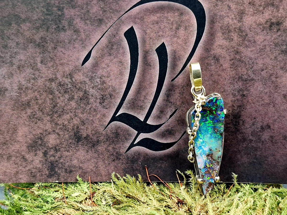 LeoLars-PABE Traumhafter Boulder Opal Design Anhänger aus 585er Gelbgold, Opal mit herrlichem brilliantem Multicolor Opalfeuer, Krappenfassung, Goldkette als Designelement, Unikat, Handarbeit, Unisex