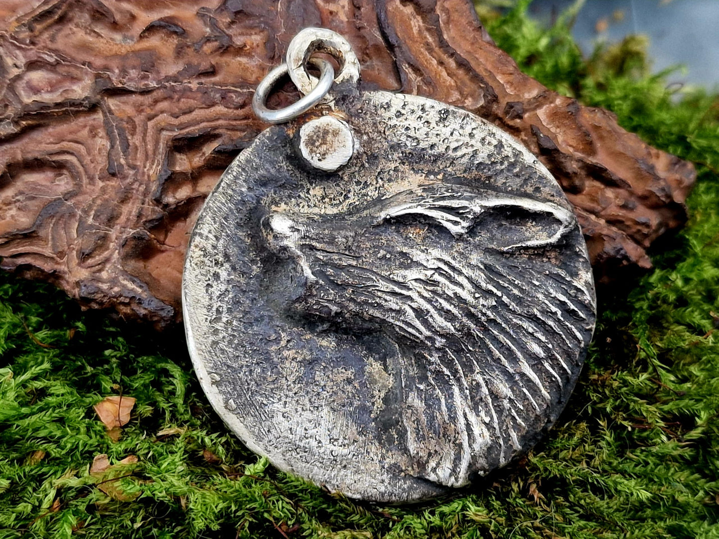 LeoLars-PABE Heulender Wolf Design Medaillon Anhänger aus 925er Silber, teilgeschwärzt, massiv, im Hexer Style, Unisex, Unikat, Handarbeit