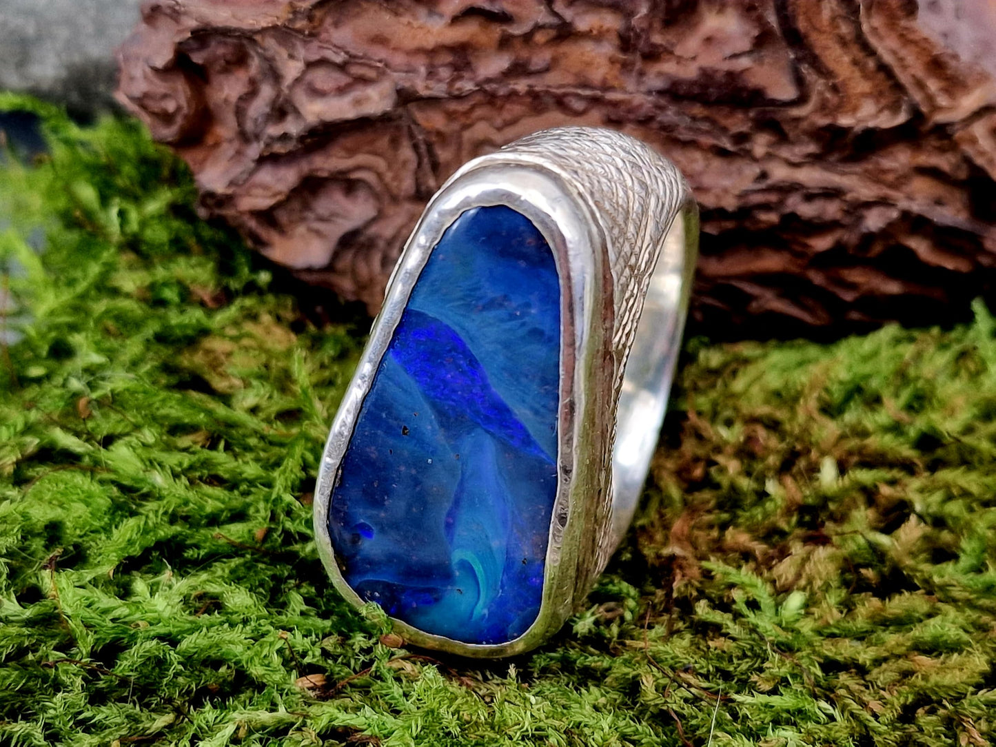 LeoLars-PABE sehr großer und schwerer Boulder Opal Design Ring aus 925er Silber, Gr.61 (19,5), mit Oberflächen Struktur, Opal mit blauem und grünen Opalfeuer, Unisex, Unikat, handarbeit