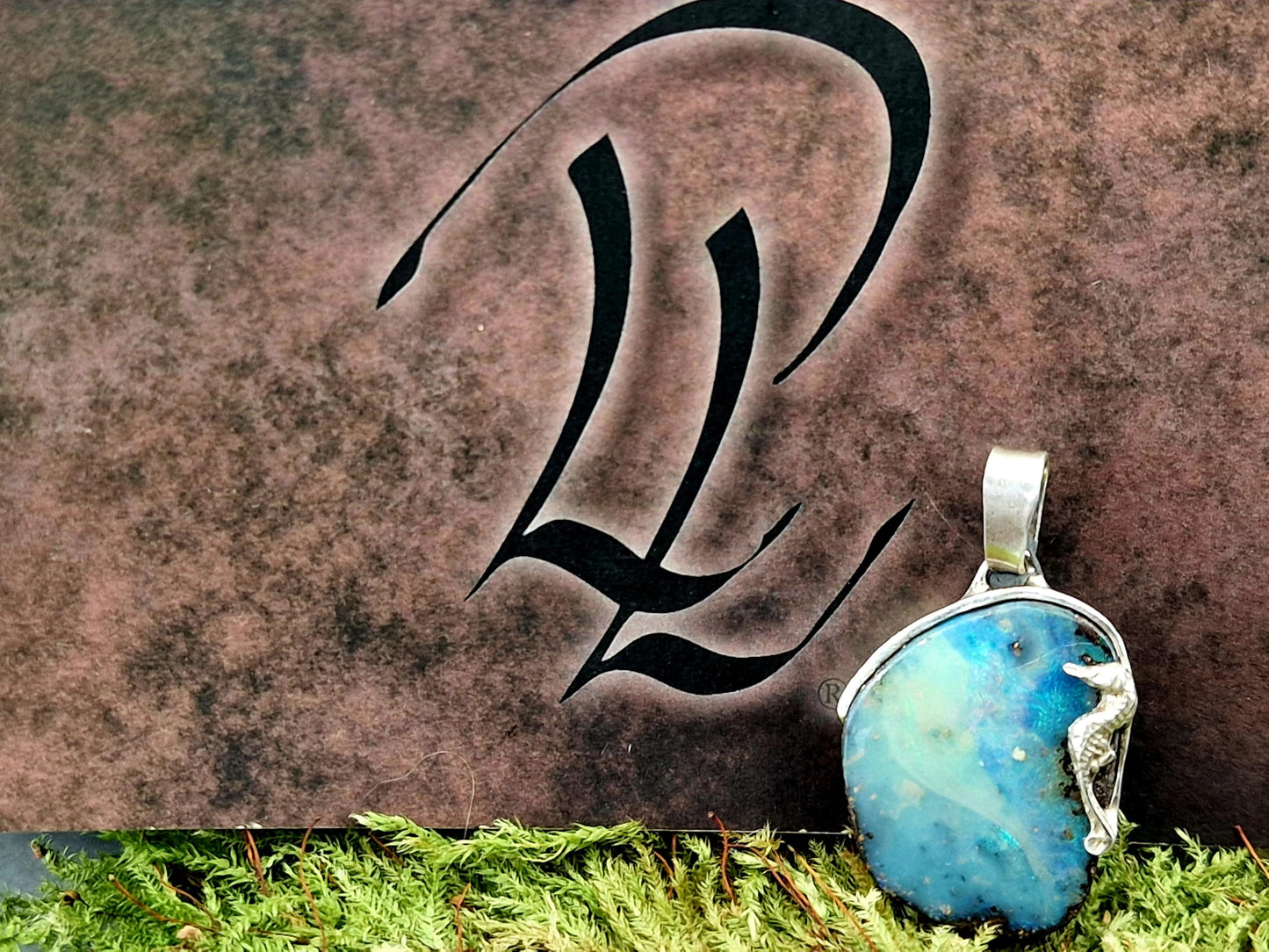 LeoLars-PABE Maritimer Boulder Opal Design Anhänger mit Seepferdchen aus 925er Silber, Picture Stone mit Blick auf ein Atoll, blau grünes Opalfeuer, Unikat,Unisex