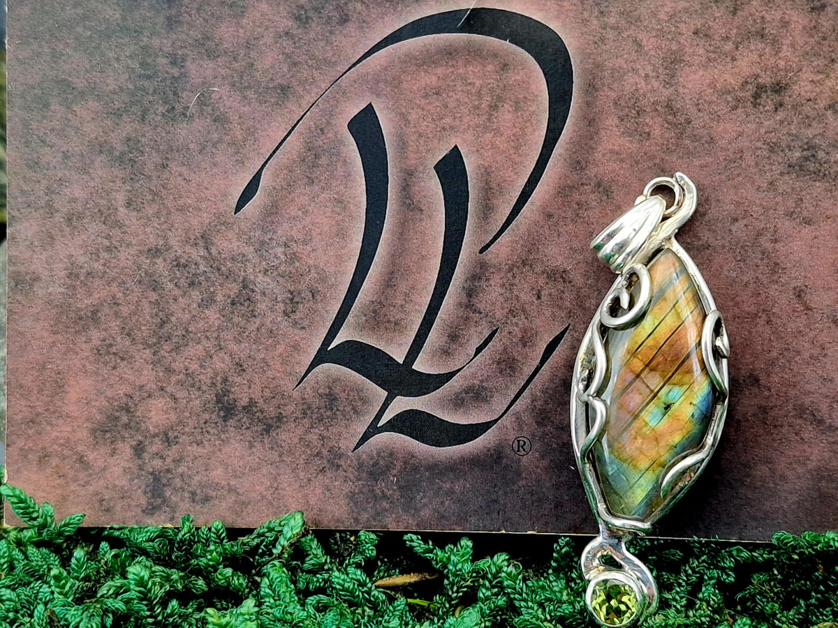 LeoLars-PABE Magisch mystischer Anhänger mit Labradorit und Peridot, aus 925er Silber, Unikat, Handarbeit, Unisex