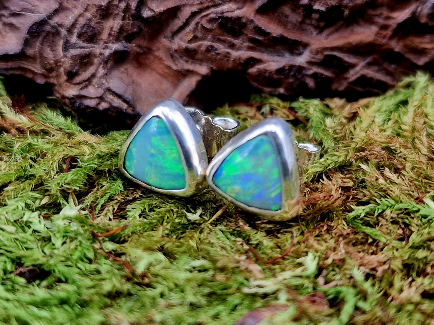 Coober Pedy Semi Chrystal Opal Ohrstecker aus 925er Silber, herrliches Multicolor Opalfeuer, Stecker mit Flügelmuttern, Unikat, Handarbeit