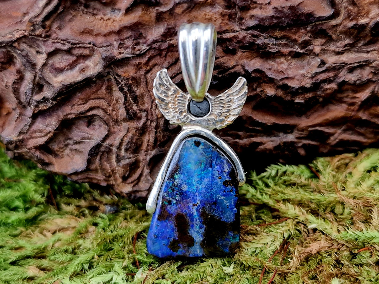 LeoLars-PABE Boulder Opal Design Anhänger aus 925er Silber, himmlisches blaues Opalfeuer, mit kleinen Flügeln, Picture Stone, Unikat, Handarbeit, Unisex