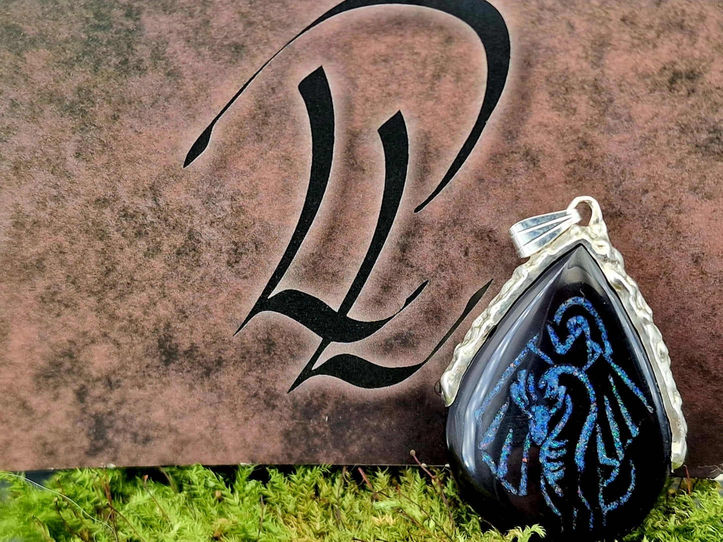 LeoLars-PABE Gecarvter Obsidian Design Anhänger mit Drache aus bunten Opalsplittern, aus 925er Silber mit organisch natürlicher Oberfläche, Drachenanhänger, Unisex, Unikat, Handarbeit