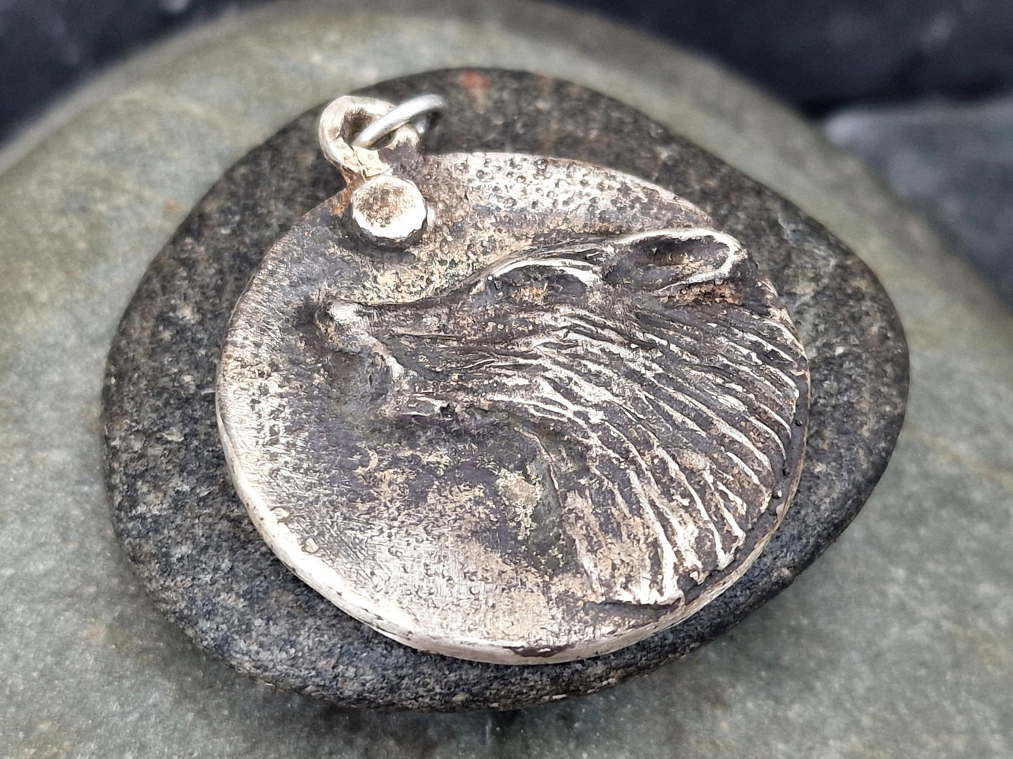 LeoLars-PABE Heulender Wolf Design Medaillon Anhänger aus 925er Silber, teilgeschwärzt, massiv, im Hexer Style, Unisex, Unikat, Handarbeit