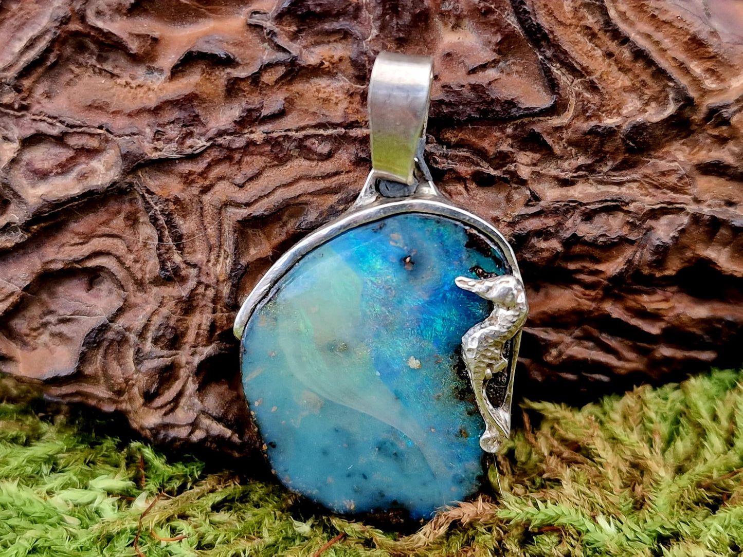 LeoLars-PABE Maritimer Boulder Opal Design Anhänger mit Seepferdchen aus 925er Silber, Picture Stone mit Blick auf ein Atoll, blau grünes Opalfeuer, Unikat,Unisex
