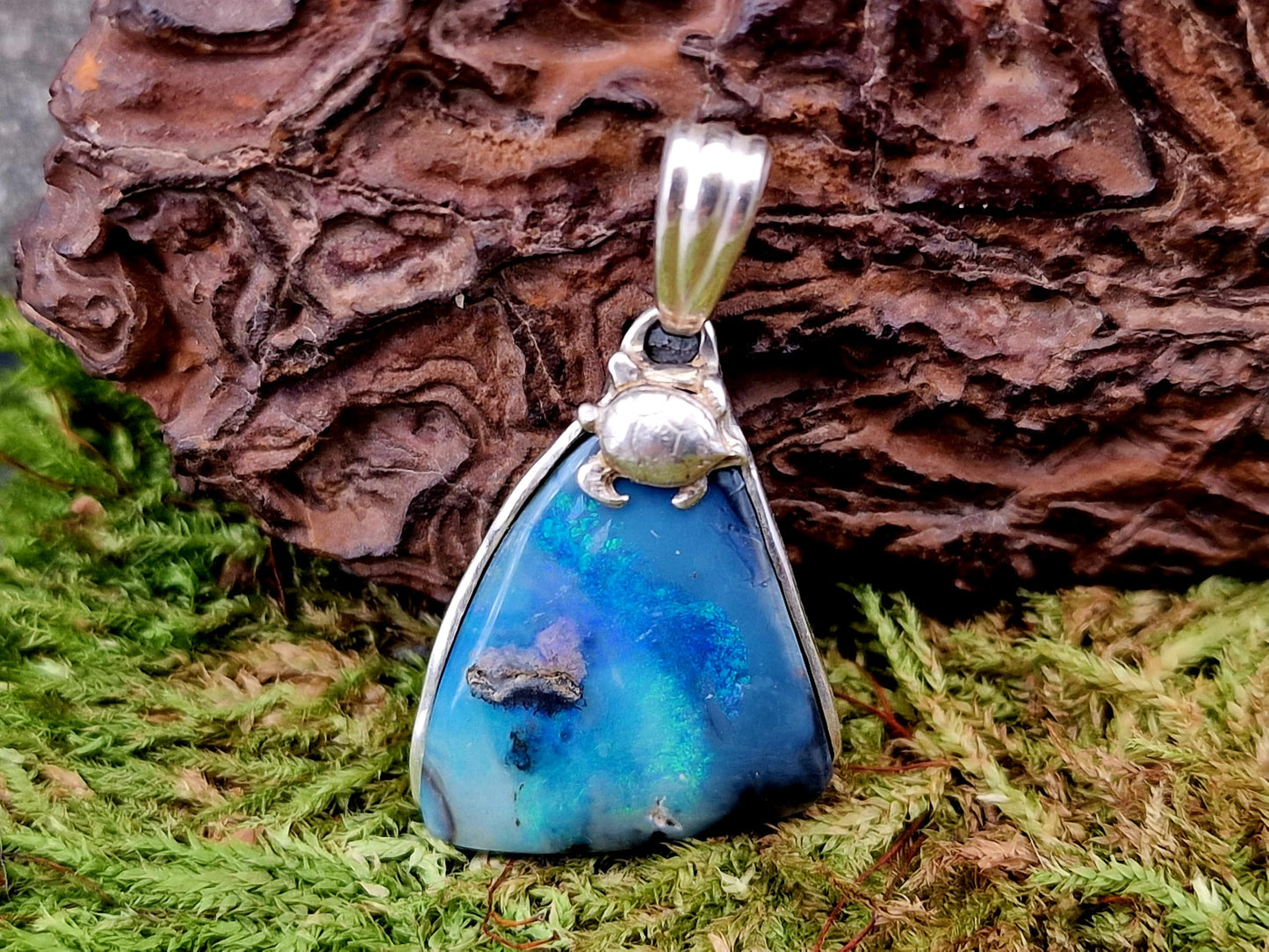 LeoLars-PABE Picture Stone Lightning Ridge Opal Design Anhänger aus 925er Silber, mit Meeresschildkröte, Atollblick, blau-grünes Opalfeuer, Unikat, Handarbeit, Unisex
