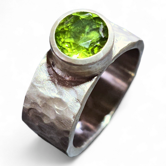 LeoLars-PABE Peridot Ring aus 925er Silber, Gr. 53, Structure Design Hammerschlag, Unikat, Handarbeit