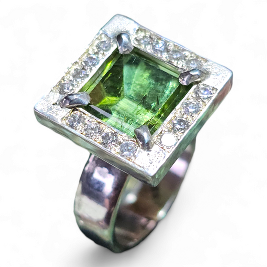 LeoLars-PABE Ring aus 925er Silber mit grünem Turmalin und 16 Zirkonias als Akzentsteine, Gr.56, Unikat
