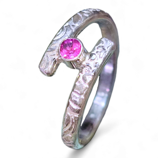 LeoLars-PABE Rosa Turmalin Design Ring, Gr. 57-58, aus 925er Silber mit geprägter Ringschiene, Unikat, Handarbeit
