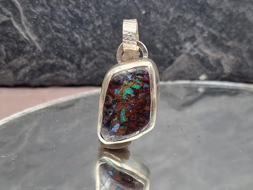 LeoLars-PABE Boulder Opal Anhänger aus 925er Silber mit herrlichen grünen Opalfeuer, 18x13,9mm, hendgefertigte Schlaufe, Unikat, Handarbeit