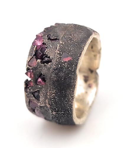 LeoLars-PABE Massiver Sandguss Design Ring, Gr.62, mit eingegossenen Spinell aus 925er Silber, geschwärzt, wie aus einem Stein gehauen, Unikat, Handarbeit