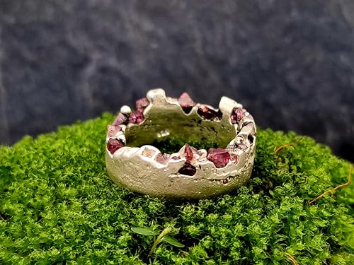 LeoLars-PABE Spinell Sandguss Design Ring zerstörte Krone aus 925er Silber, Gr. 62, modern, eingegossene Spinelle, Unikat, Handarbeit