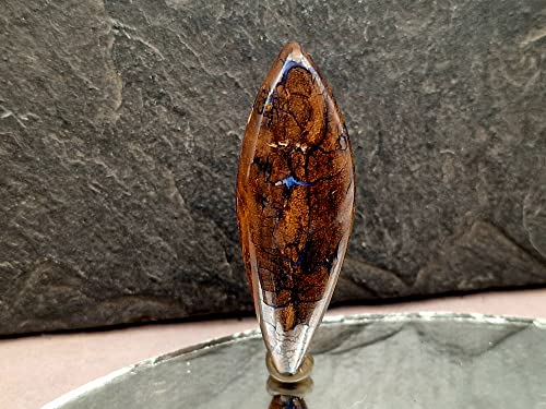 LeoLars-PABE Boulder Opal Anhänger gebohrt mit 60cm Lederband, wie versteinertes Holz, partielles Opalfeuer, 49.4x17x11.8mm, Unikat, Handarbeit
