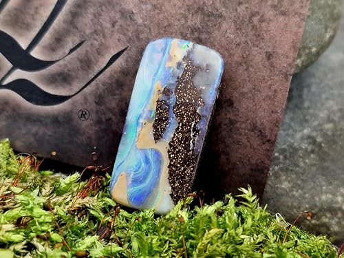 Anhänger mit gebohrtem Boulder Opal und 60cm Lederband, Picture Stone Landschaft, grün-blaues Opalfeuer, 27x12,9x6,7mm, Unikat, Handgeschliffen