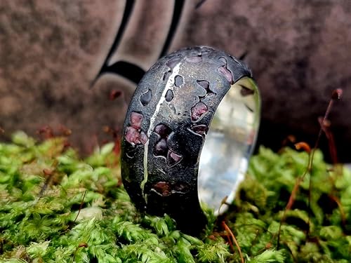 LeoLars-PABE Sandguss Design Ring, Gr 60/61 (19,2) aus 925er Silber im Vulkan Design mit eingegossenem Spinell Rohstein, geschwärzt, massiv, Unikat, Handarbeit