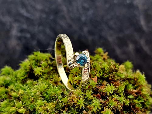 LeoLars-PABE Design Ring, Gr. 59, aus 585er Gelbgold mit 0.25 ct. blauen Diamanten und geprägter Oberfläche, Unikat, Handarbeit