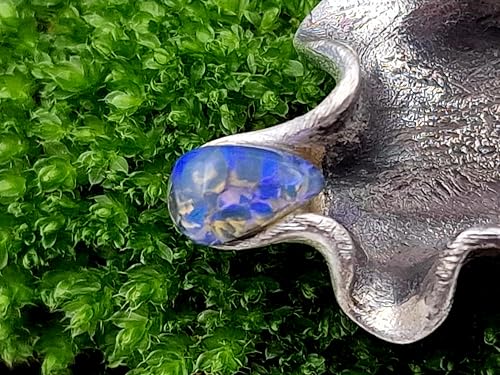 LeoLars-PABE Eichenblatt Design Anhänger mit schwarzen Opal Tautropfen mit blau-lila Opalfeuer, aus 925er Silber, teilgeschwärzt, Aufhängung hinten, Unikat, Handarbeit