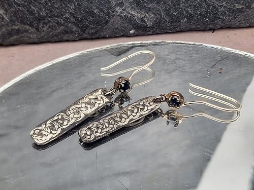 Saphir Ohrhänger aus 925er Silber, vorne mit feinem Knotenmuster, hinten mit Symbol, Fassung aus Gelbgold, teilgeschwärzt, magisch, mystisch, Unikat, Handarbeit