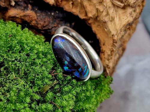 LeoLars-PABE Boulder Matrix Opal Ring, Gr. 63, Unisex, aus 925er Silber mit grün-blau-lila Opalfeuer, Unikat, Handarbeit