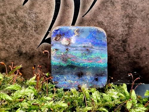 LeoLars-PABE Herrlicher gebohrter Boulder Opal Anhänger mit 60cm Lederband, Multicolor Opalfeuer, bunt, Picture Stone, Opal 26 x 23,3 x 10,1mm, Unikat, Handgeschliffen