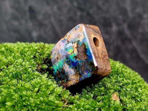 LeoLars-PABE Boulder Opal Anhänger gebohrt mit 60 cm Lederband, mehrfarbiges brilliantes Opalfeuer, Opal 27,2 x 27,5x 9,6mm, Unikat, Handgeschliffen