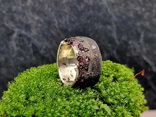 LeoLars-PABE Massiver Sandguss Design Ring, Gr.62, mit eingegossenen Spinell aus 925er Silber, geschwärzt, wie aus einem Stein gehauen, Unikat, Handarbeit
